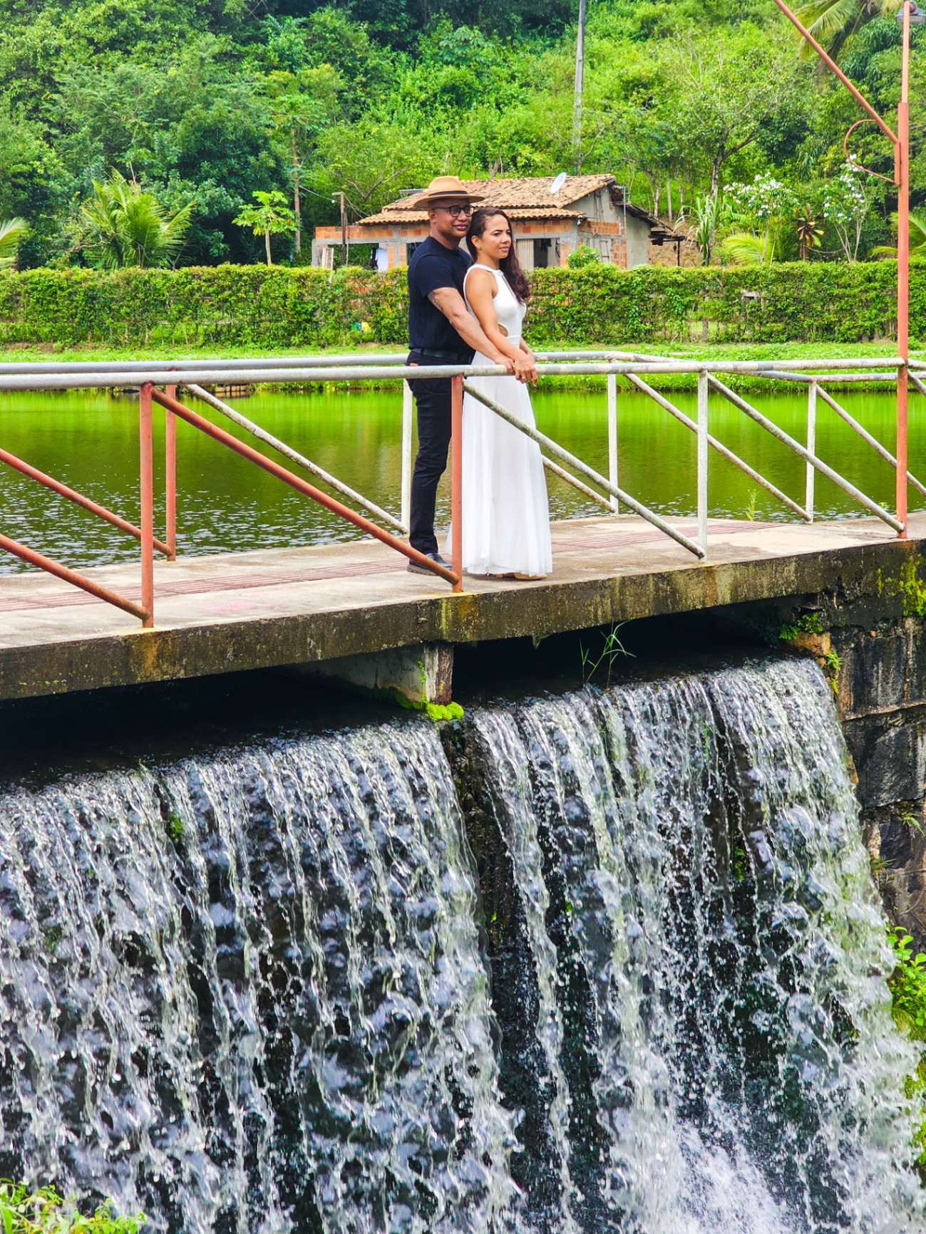Casal na ponte sobre a cascata