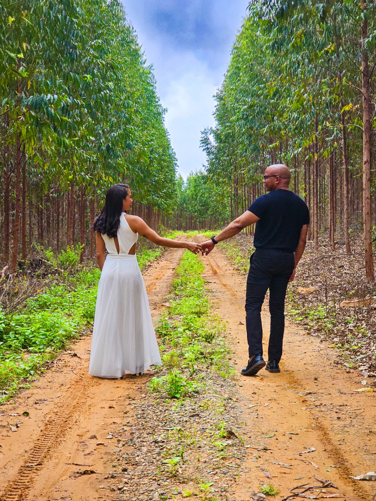 Casal de mãos dadas na estrada