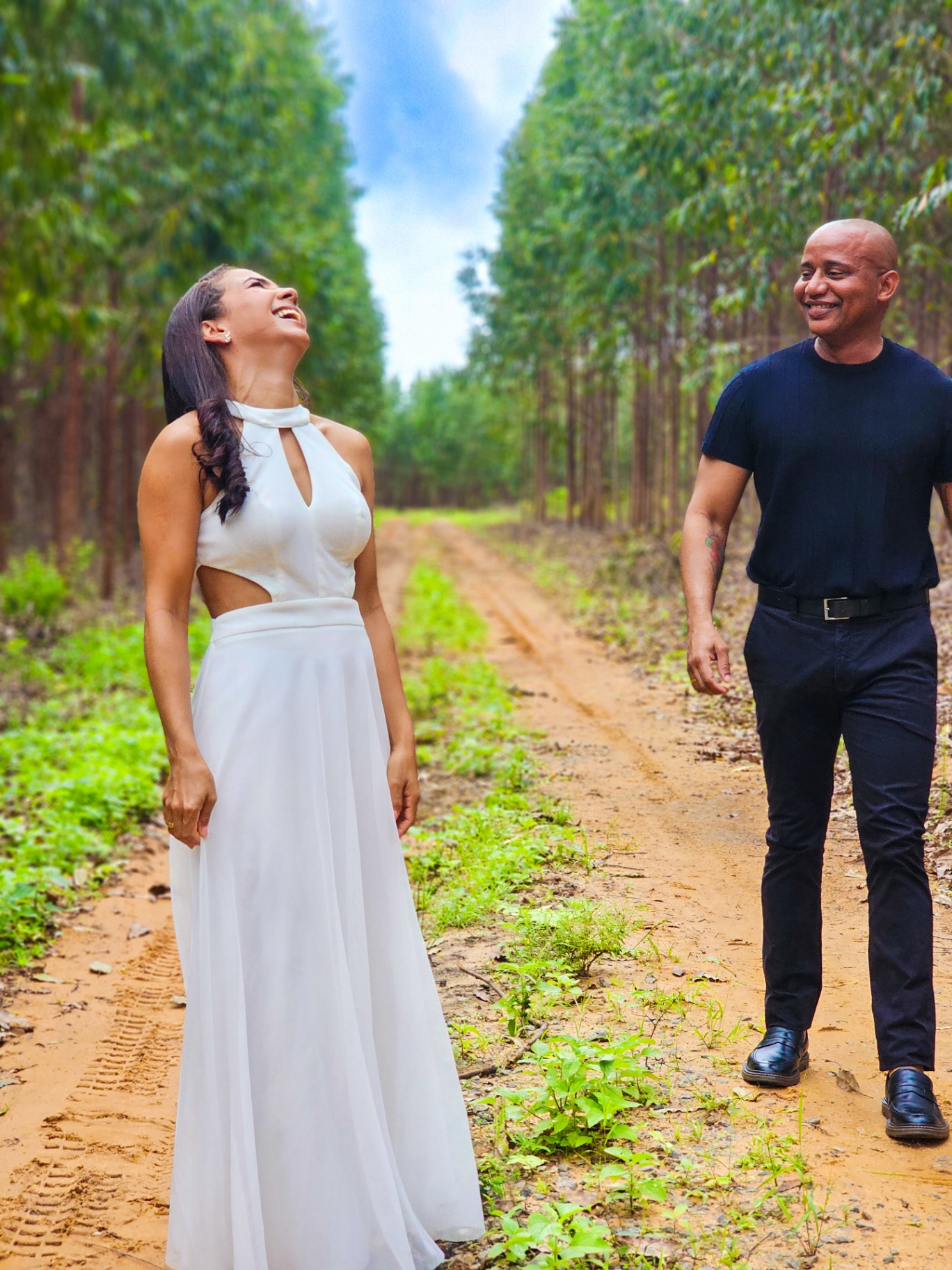 Noiva sorrindo na estrada de terra